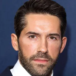 史葛亞金斯 飾演 Yuri Petrov