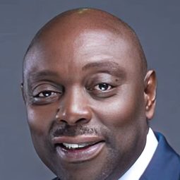 賽袞·阿靈澤 飾演 Diokpa Okonkwo