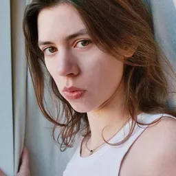 Pauline Acquart 飾演 Nanou