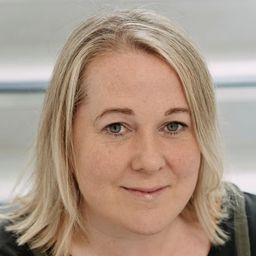 Clare Barrett 飾演 Éilis