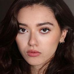 Léonie Dahan-Lamort 飾演 Marina