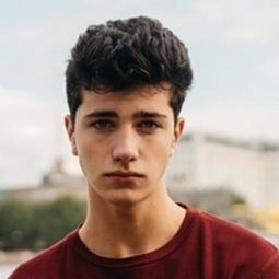 Bruce Herbelin-Earle 飾演 Marcus