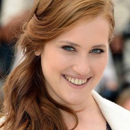 Véronique Wüthrich 飾演 Liza