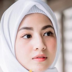 娜塔莎·利茲奇 - Layla Majnun演員 飾演Niken