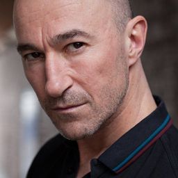 Ross Mullan 飾演 Monk