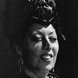 Barbara Herrera 飾演 Edda