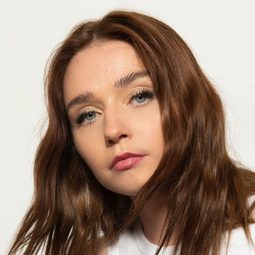 謝茜嘉芭頓 - 叢林之地演員 飾演Sky