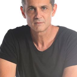 Nathan Ravitz 飾演 Adult Avi Leibowitz