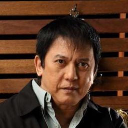 Phillip Salvador 飾演 