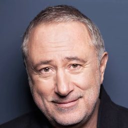 Robert Giggenbach 飾演 Christian 'Chris' Meinart