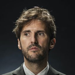 朱利安·羅培茲 - 萬千痛愛在一身演員 飾演Presenter