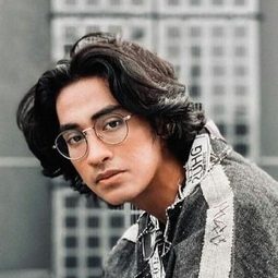 Abidzar Al-Ghifari 飾演 Leo