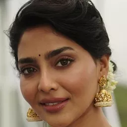 艾希瓦亞·萊克希米 - 愛的角力演員 飾演Keerthi