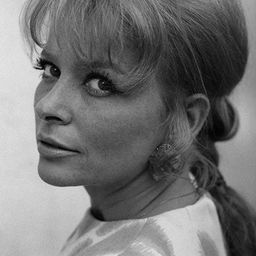 Eva Christian 飾演 Teresa Stolz