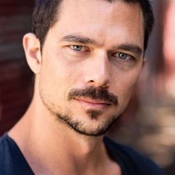 Luke Arnold 飾演 Freedom