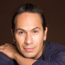 奧拉西歐·賈西亞·羅哈斯 - 第四公司演員 飾演Marrón