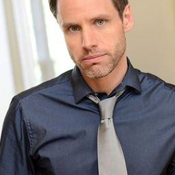 Daniel Thomas May 飾演 Jonathan Terzi