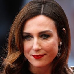 艾莎蕭拔斯坦 - 西蒙的瘋狂愛情故事演員 飾演Rosalie