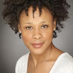 Frances Ashman 飾演 Maxine