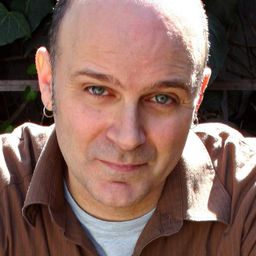 Michael Waite 飾演 Paul