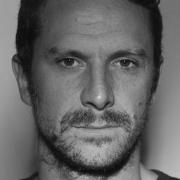 Ange Basterga 飾演 Bras droit Maurice