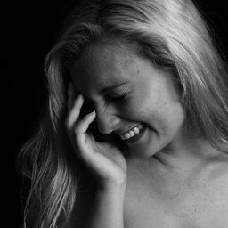 Diandra Elettra Moscogiuri 飾演 Schoolgirl