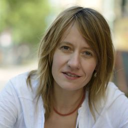 Jennipher Antoni 飾演 Mrs. Roland, Cashier