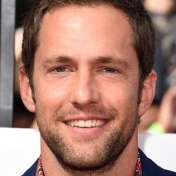 麥可·費歐拉 飾演 Nate