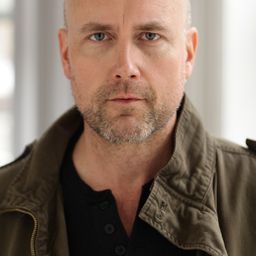 Larry Bull - 怪譚搜索演員 飾演Defense Attorney