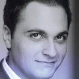 Elie Gemael 飾演 Liquor Store Owner