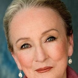 凱薩琳·查爾芬特 飾演 Old Woman