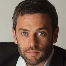 Massimo Poggio 飾演 Padre Carras