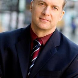 Daniel H. Jenkins 飾演 Mac