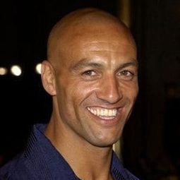 Daz Crawford - 灰影人演員 飾演Markham