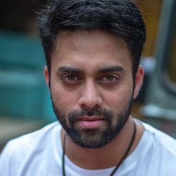 Navdeep 飾演 Shekhar