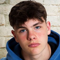 Callum Macreadie 飾演 Young Richard