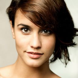 Megan Montaner 飾演 Iborras