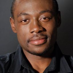 理查德·勞肯庫 飾演 Leo