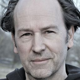 Piet Fuchs 飾演 Production Designer