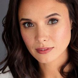 安娜·茱麗安妮 飾演 Charlotte