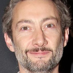 文森·德桑奈特 - The Gardener演員 飾演Policier Ministère 1