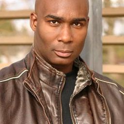 Michasha Armstrong 飾演 Hale