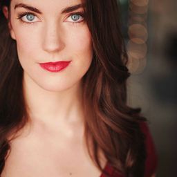 Clare Cooney 飾演 Janice