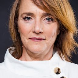 Marta Calvó - 情非得已演員 飾演Abogada Mateo