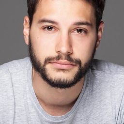 Álex Martínez 飾演 Ricardo