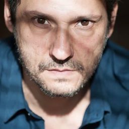 Carlus Fábrega - 盲眼謎情演員 飾演Subinspector