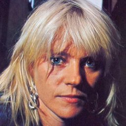 Karin Wistrand 飾演 Singer