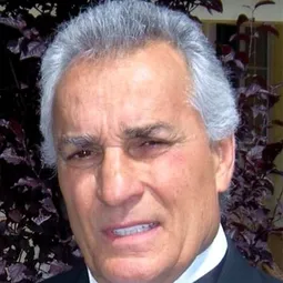 Michael Delano 飾演 Officer Kreuger