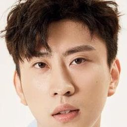 蔣易 飾演 Trainee Mentor