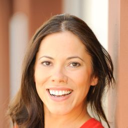 Romi Dias - 踏浪奔流演員 飾演Angela